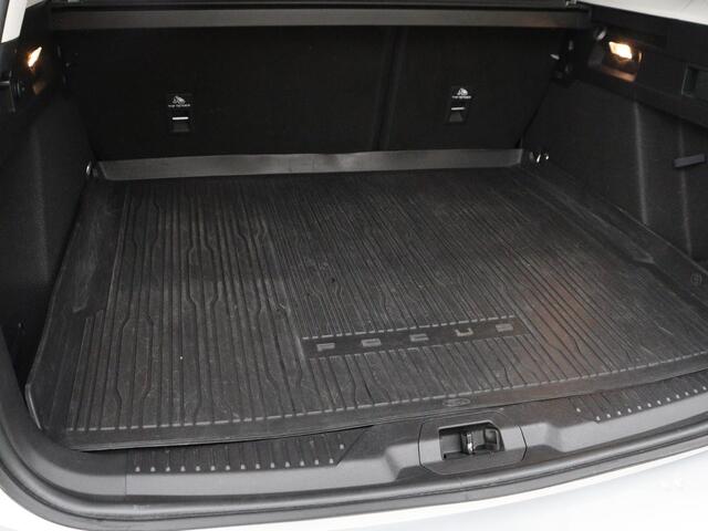 Ford FOCUS 1.0 EcoBoost Hybrid Active | Stoelverwarming | Trekhaak | Camera | Stuurverwarming | Carplay | Keyless | Full LED | Navigatie | Parkeerhulp | Climate control | Cruise control