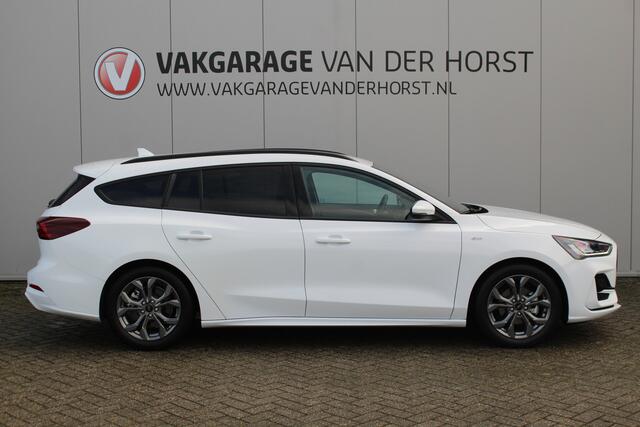Ford FOCUS Wagon 1.0-125pk EcoBoost Mild-Hybrid ST-Line. In nieuwstaat ! Slechts 3.850km ! Autm. airco dual, camera, pdc v+a, adaptieve cruise cntrl, side- en lane assist, LED verlichting, stoel-, stuur- en voorraamverw., LM wielen, navigatie, telefoonvoorb. etc.