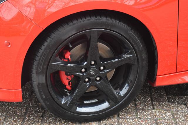 Ford FOCUS Wagon 1.5 Red Edition ST-Line | 100% Onderhouden | Winter pakket | Navigatie | All-Seasons | 12 mnd BOVAG garantie | Whatsapp 06-53188999