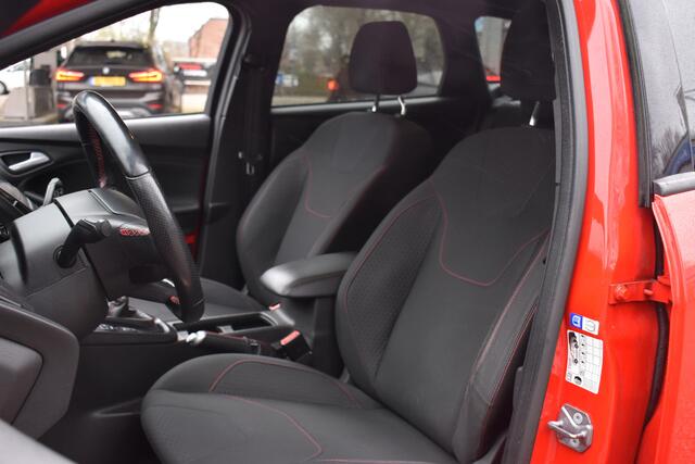 Ford FOCUS Wagon 1.5 Red Edition ST-Line | 100% Onderhouden | Winter pakket | Navigatie | All-Seasons | 12 mnd BOVAG garantie | Whatsapp 06-53188999