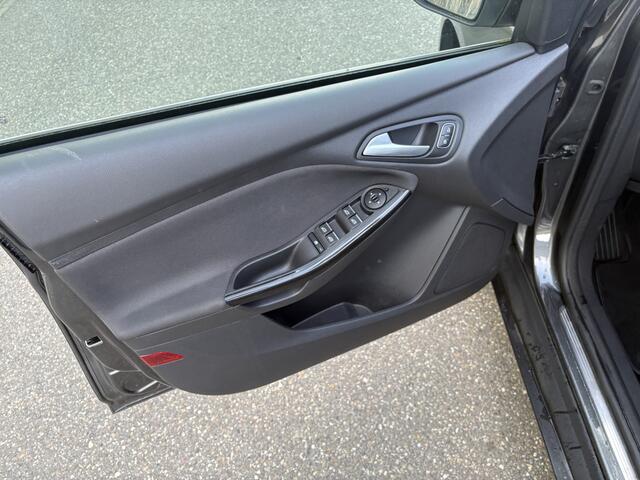 Ford FOCUS Wagon 1.0 Titanium / NAVI / CRUISE / AIRCO ECC / 162dkm! NAP!