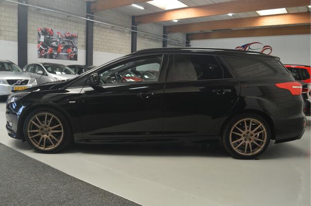 Ford FOCUS Wagon 1.0 ST-Line // 103.000 km // 140 pk // AIRCO // STUUR&STOELVERWARMING // NAVI // PDC //