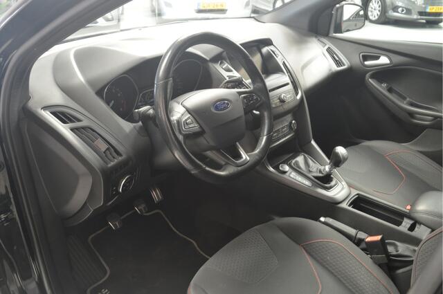 Ford FOCUS Wagon 1.0 ST-Line // 103.000 km // 140 pk // AIRCO // STUUR&STOELVERWARMING // NAVI // PDC //