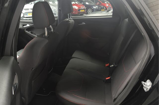 Ford FOCUS Wagon 1.0 ST-Line // 103.000 km // 140 pk // AIRCO // STUUR&STOELVERWARMING // NAVI // PDC //