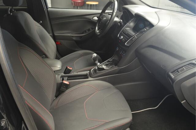 Ford FOCUS Wagon 1.0 ST-Line // 103.000 km // 140 pk // AIRCO // STUUR&STOELVERWARMING // NAVI // PDC //