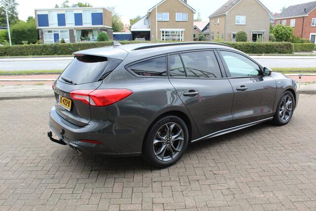 Ford FOCUS Wagon 1.0-125pk EcoBoost ST-Line AUTOMAAT ! Heel erg nette en goed onderhouden Ford Focus ST-Line wagon automaat. Volautm. airco dual, stoel-, stuur- en voorraamverw., camera, trekhaak, navigatie, telefoonvoorb., LM wln, cruise cntrl, skiluik etc., etc...