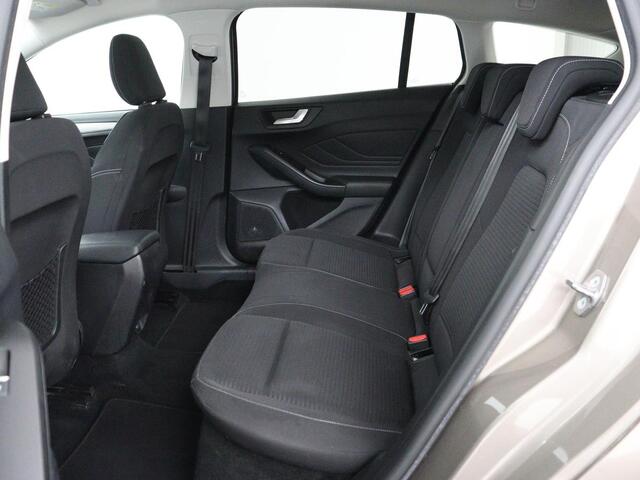 Ford FOCUS 1.0 EcoBoost Titanium | Stoelverwarming | Trekhaak | Adaptive cruise | Carplay | Keyless | Navigatie | Parkeerhulp | Stuurverwarming | Climate control | Getint glas