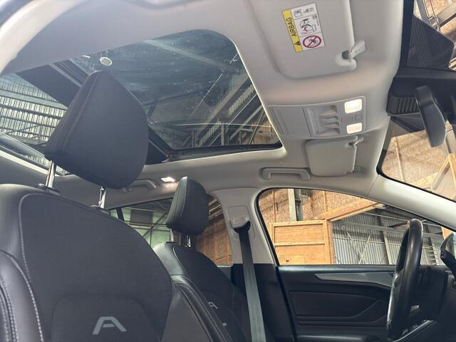 Ford FOCUS Wagon 1.5 EcoBoost Active Vignale 150Pk Automaat (PANORAMADAK, APPLE CARPLAY, GROOT NAVI, BANG&OLUFSEN, STUUR/STOELVERWARMING, LEDER, CAMERA, GETINT GLAS, ADAPTIVE CRUISE, NIEUWSTAAT)