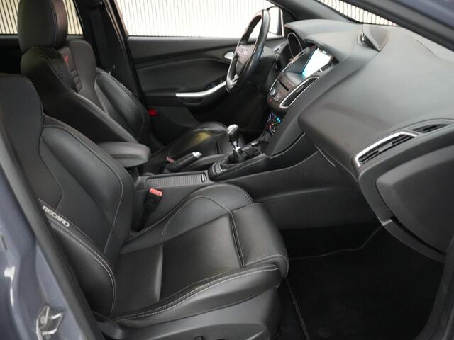 Ford FOCUS Wagon ST-3 2.0 PERFORMANCE PACK |Sony|Apple Carplay|blind spot|cruise control|parkeer camera|bi-xenon|19" Performance wielen|
