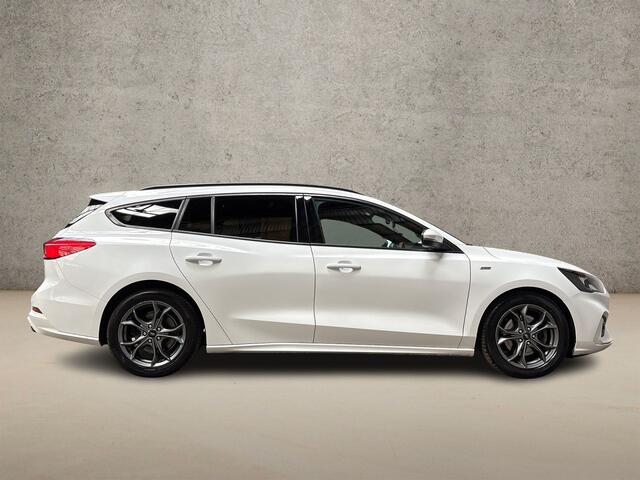 Ford FOCUS Wagon 1.0 EcoBoost ST-Line Automaat (APPLE CARPLAY, GROOT NAVI, STUUR/STOELVERWARMING, GETINT GLAS, SPORTSTOELEN, PARKEERSENSOREN, KEYLESS, CRUISE, NIEUWSTAAT)