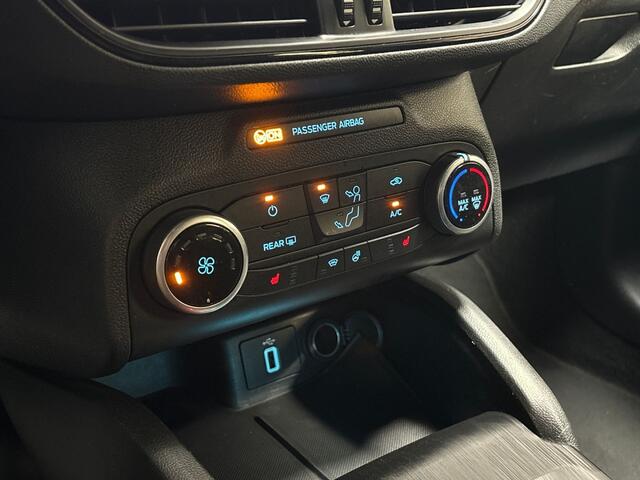 Ford FOCUS Wagon 1.0 EcoBoost ST-Line Automaat (APPLE CARPLAY, GROOT NAVI, STUUR/STOELVERWARMING, GETINT GLAS, SPORTSTOELEN, PARKEERSENSOREN, KEYLESS, CRUISE, NIEUWSTAAT)