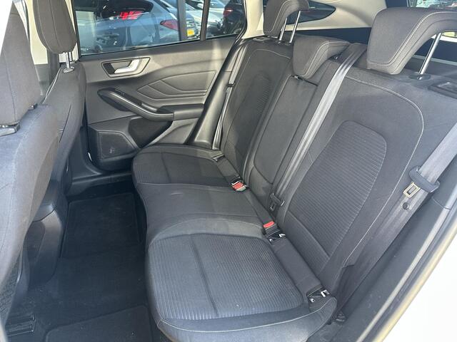 Ford FOCUS Wagon 1.0 EcoBoost Titanium Business 125PK | Zeer Nette Staat | NL AUTO | 2e Eigenaar | Volledige Onderhoudshistorie | Navigatie | Trekhaak | Parkeersensoren Voor en Achter | 2 Sleutels | Privacy Glass |