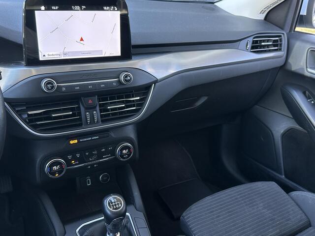 Ford FOCUS Wagon 1.0 EcoBoost Titanium Business 125PK | Zeer Nette Staat | NL AUTO | 2e Eigenaar | Volledige Onderhoudshistorie | Navigatie | Trekhaak | Parkeersensoren Voor en Achter | 2 Sleutels | Privacy Glass |