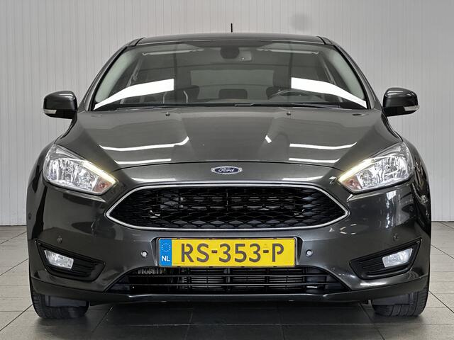 Ford FOCUS 1.0 Titanium/ Trekhaak/ 16'' LMV/ Camera/ Extra getint glas/ Apple + Android/ Navi/ Clima/ Cruise/ Elek. pakket/ Bluetooth/ Armsteun/ Multi. LEDER. Stuur/ Mistl./ PDC V+A.
