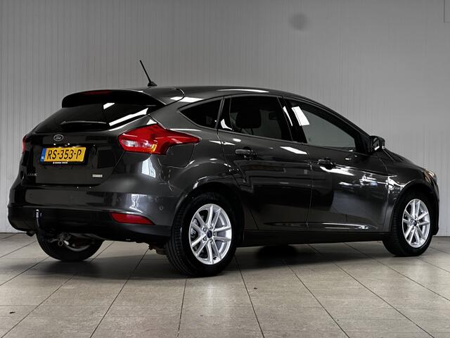 Ford FOCUS 1.0 Titanium/ Trekhaak/ 16'' LMV/ Camera/ Extra getint glas/ Apple + Android/ Navi/ Clima/ Cruise/ Elek. pakket/ Bluetooth/ Armsteun/ Multi. LEDER. Stuur/ Mistl./ PDC V+A.