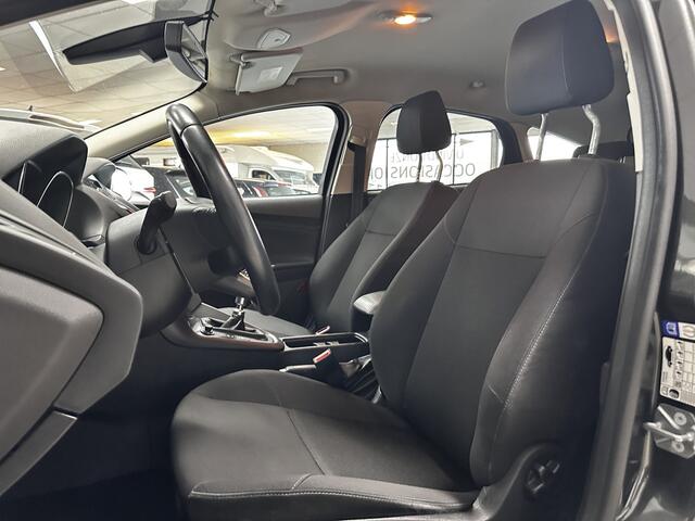 Ford FOCUS 1.0 Titanium/ Trekhaak/ 16'' LMV/ Camera/ Extra getint glas/ Apple + Android/ Navi/ Clima/ Cruise/ Elek. pakket/ Bluetooth/ Armsteun/ Multi. LEDER. Stuur/ Mistl./ PDC V+A.