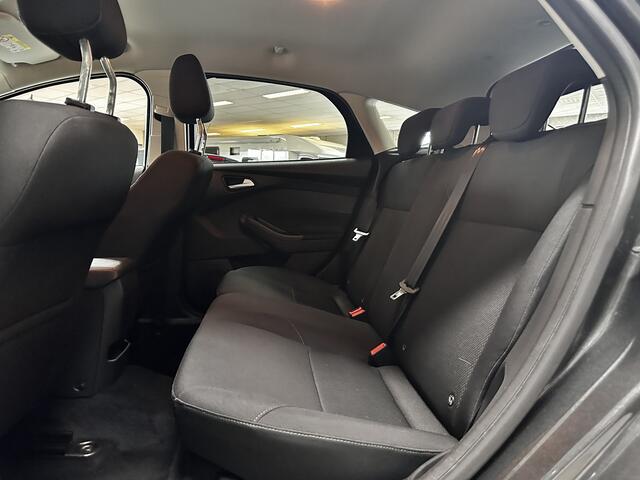 Ford FOCUS 1.0 Titanium/ Trekhaak/ 16'' LMV/ Camera/ Extra getint glas/ Apple + Android/ Navi/ Clima/ Cruise/ Elek. pakket/ Bluetooth/ Armsteun/ Multi. LEDER. Stuur/ Mistl./ PDC V+A.