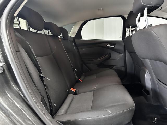 Ford FOCUS 1.0 Titanium/ Trekhaak/ 16'' LMV/ Camera/ Extra getint glas/ Apple + Android/ Navi/ Clima/ Cruise/ Elek. pakket/ Bluetooth/ Armsteun/ Multi. LEDER. Stuur/ Mistl./ PDC V+A.