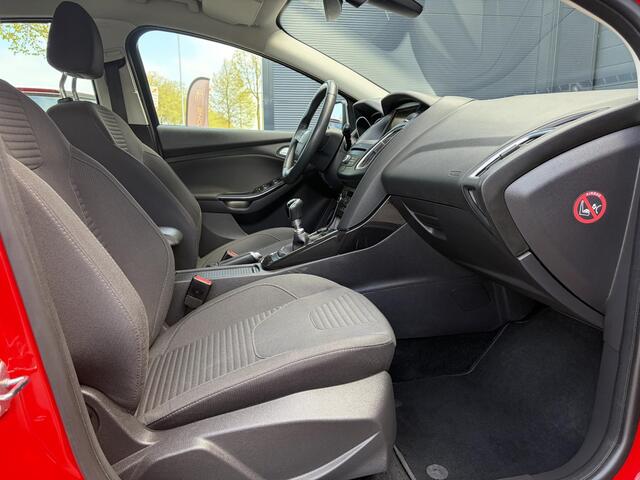 Ford FOCUS 1.0 Titanium Navi,125pk,Trekhaak,Dealer Onderhouden,Pdc V+A,6 Bak,N.A.P,Clima,Cruise,Nieuwe Apk bij Aflevering