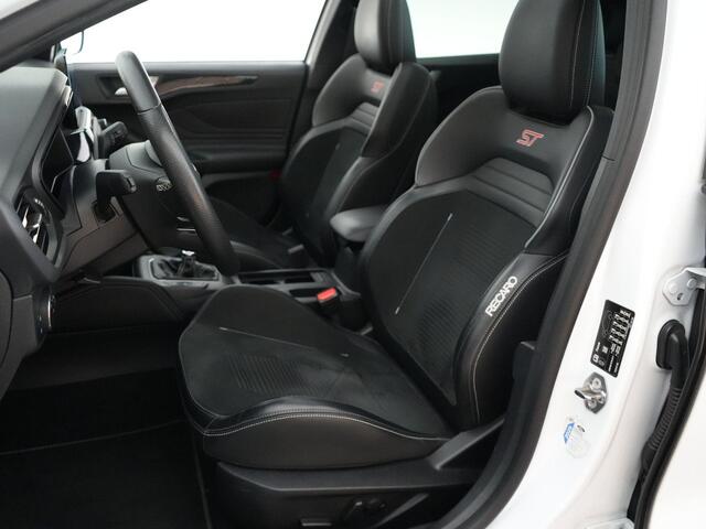 Ford FOCUS ST-3 2.3 280pk |19" TEC wielen|H&R verlagingsveren|panoramdak|head-up|B&O|blind spot|Apple Carplay|cruise control|winterpack|parkeercamera|