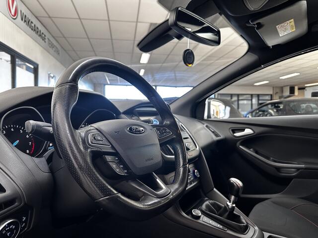 Ford FOCUS Wagon 1.0 ST-Line!/ Trekhaak/ 17'' LMV/ Apple + Android/ Navi/ Clima/ Cruise/ Elek. pakket/ Isofix/ Bluetooth/ Armsteun/ Multi. LEDER. Stuur/ Mistl./ PDC V+A/ Extra getint glas.