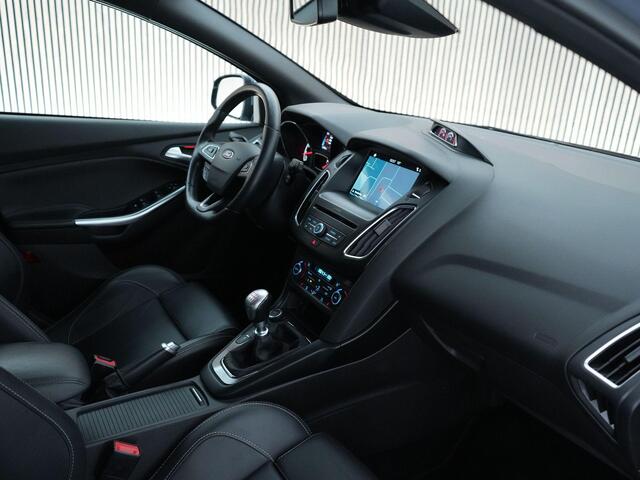 Ford FOCUS ST-3 2.0 290pk PERFORMANCE PACK |BullX|Maxton|KW schroefset|elek. stoelen|Apple Carplay|bi-xenon|winterpack|19" Performance wielen|