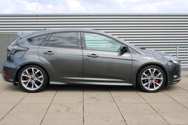 Ford FOCUS 1.5 ST-Line 182 Navigatie / Camera / LMV / Alcantara
