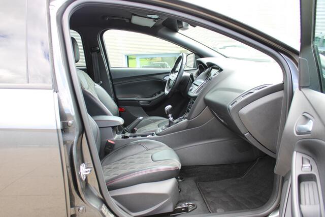 Ford FOCUS 1.5 ST-Line 182 Navigatie / Camera / LMV / Alcantara