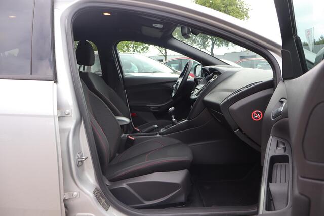 Ford FOCUS 1.0 First Edition | ST-Line | Navigatie | Bluetooth | Cruise control | Uitstraling!