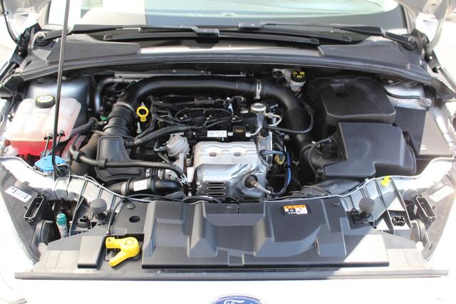 Ford FOCUS 1.0-125pk Titanium. Uiterst nette Ford Focus, slechts 54.000km ! Autm. airco dual, trekhaak, cruise control, navigatie, telefoonnvoorb., metallic lak, LM wielen, camera, parkeersensoren v+a, parkeerassistent etc.