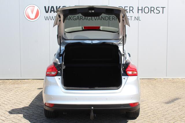 Ford FOCUS 1.0-125pk Titanium. Uiterst nette Ford Focus, slechts 54.000km ! Autm. airco dual, trekhaak, cruise control, navigatie, telefoonnvoorb., metallic lak, LM wielen, camera, parkeersensoren v+a, parkeerassistent etc.
