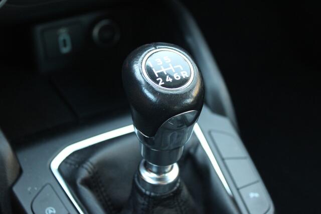 Ford FOCUS Wagon 1.0 EcoBoost Edition Business NAVI AIRCO PDC TREKHAAK 158000KM!!!