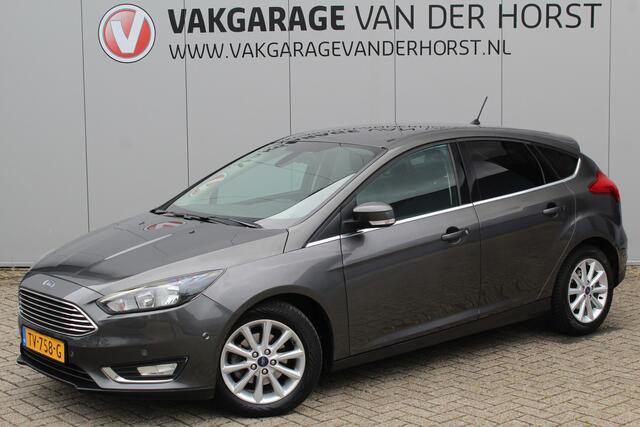 Ford FOCUS 1.0-125pk Titanium. Erg nette en luxe Ford Focus. Stoel-, stuur- en voorraamverw., autm. airco dual, navigatie, metallic lak, telefoonvoorb., camera, pdc v+a, dodehoek assist, AllSeason banden rondom, trekhaak, LM wielen etc.