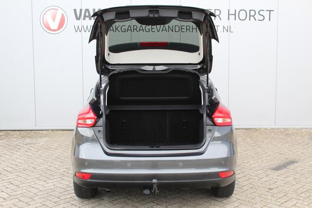 Ford FOCUS 1.0-125pk Titanium. Erg nette en luxe Ford Focus. Stoel-, stuur- en voorraamverw., autm. airco dual, navigatie, metallic lak, telefoonvoorb., camera, pdc v+a, dodehoek assist, AllSeason banden rondom, trekhaak, LM wielen etc.