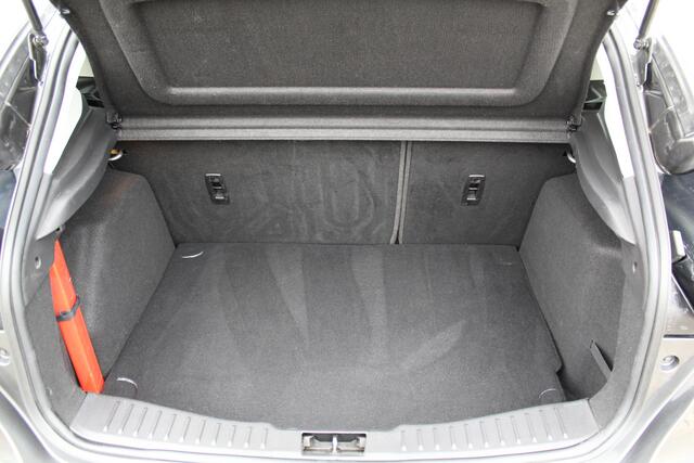 Ford FOCUS 1.0-125pk Titanium. Erg nette en luxe Ford Focus. Stoel-, stuur- en voorraamverw., autm. airco dual, navigatie, metallic lak, telefoonvoorb., camera, pdc v+a, dodehoek assist, AllSeason banden rondom, trekhaak, LM wielen etc.
