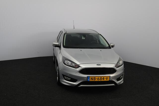 Ford FOCUS Wagon 1.0 Titanium /D-Riem Verv. 150.000KM! /Trekhaak! /Apple + Android /Voorruitverw. /Navi /Climat /Cruise /Elek. pakket /Bluetooth /17"LMV /Extra getint glas /PDC V+A /Mistlampen /LED Dagrijverl. /Dakrails.