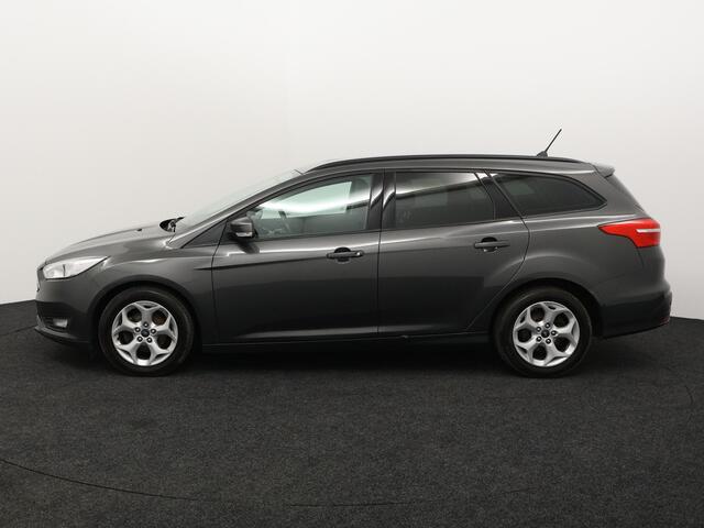 Ford FOCUS Wagon 1.0 Lease Edition Apple Carplay/Android Auto, Cruise control, Parkeersensor achter, Spraakbediening, Combineert een luxe uitstraling met veel comfort en een verrassend ruim interieur. Dankzij de royale bagageruimte en praktische indeling is deze stationwagen ideaal voor zowel dagelijks gebru