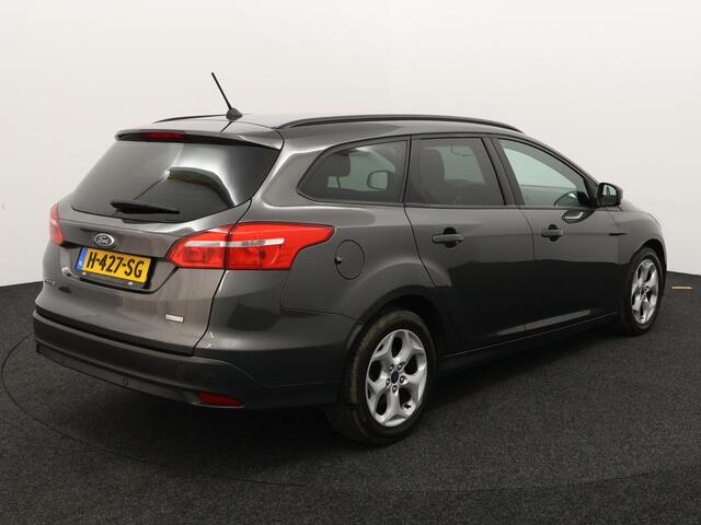 Ford FOCUS Wagon 1.0 Lease Edition Apple Carplay/Android Auto, Cruise control, Parkeersensor achter, Spraakbediening, Combineert een luxe uitstraling met veel comfort en een verrassend ruim interieur. Dankzij de royale bagageruimte en praktische indeling is deze stationwagen ideaal voor zowel dagelijks gebru