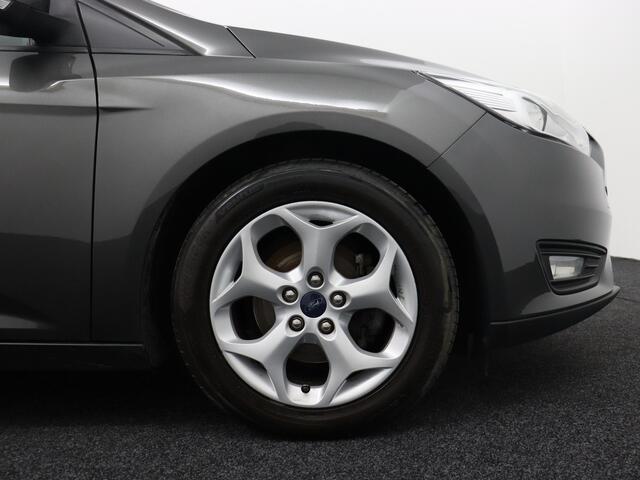 Ford FOCUS Wagon 1.0 Lease Edition Apple Carplay/Android Auto, Cruise control, Parkeersensor achter, Spraakbediening, Combineert een luxe uitstraling met veel comfort en een verrassend ruim interieur. Dankzij de royale bagageruimte en praktische indeling is deze stationwagen ideaal voor zowel dagelijks gebru