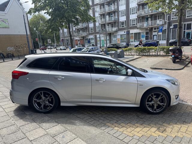 Ford FOCUS Wagon 1.0 ST-Line NAP | Navigatie | Apple Carplay | Cruise Control | Automatisch Parkeren | Parkeersensoren Voor + Achter | 17inch Lichtmetalen Velgen | Dealeronderhouden |