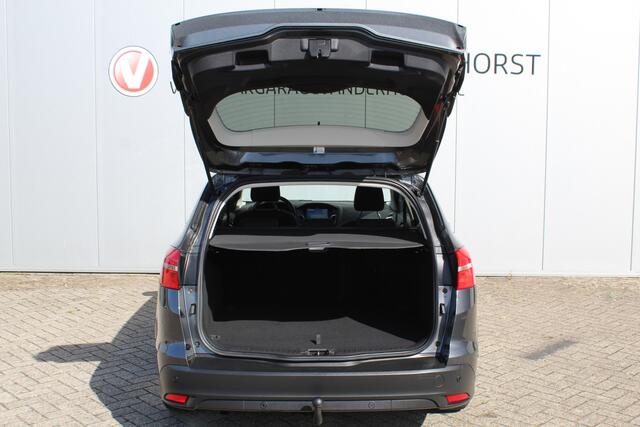 Ford FOCUS Wagon 1.0-125pk Titanium. Zeer nette, praktische en goed onderhouden wagen, afkomstig van de 1e eig. ! Autm. airco dual, cruise control, trekhaak, verwarmd voorraam, navigatie, telefoonvoorb., metallic lak, pdc v~a, LM wielen, All Season banden etc.
