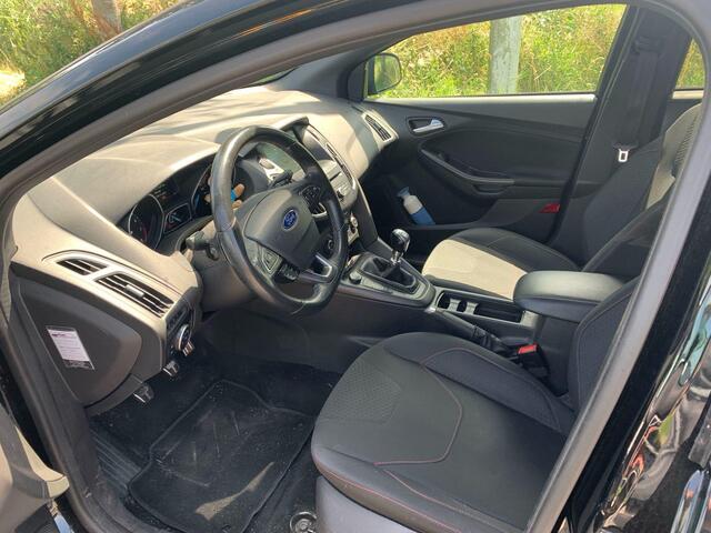 Ford FOCUS Wagon 1.0 ST-Line 125pk Trekhaak | 18 inch velgen | Climate control | Voorruit verwarming | NLD auto | Carplay, Android auto