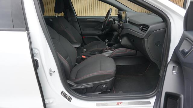 Ford FOCUS 1.5 182pk EcoBoost ST Line Business & Black Style B&O 18inch LM Trekhaak Stoel/Stuurwiel V.W. *NL auto*