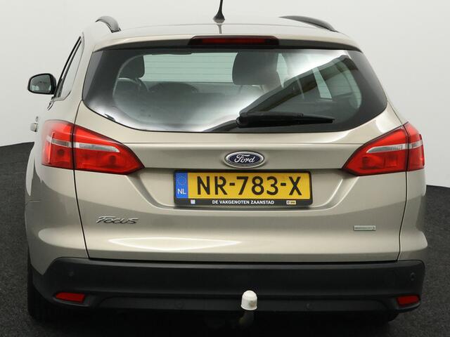 Ford FOCUS Wagon 1.0 Trend Trend 100PK/74KW Trekhaak, cruise met ASLD, apple carplay/android auto, Parkeersensor achter Een ruime auto die ideaal is voor dagelijks gebruik. Dankzij de ruime kofferbak is er genoeg plek voor bagage en boodschappen. De auto rijdt comfortabel en is voorzien van een zuinige 1.0 ben