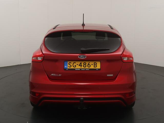 Ford FOCUS EcoBoost 125 pk ST-Line | Trekhaak | Voorruit verwarming | 18-inch | 100% dealer onderhouden