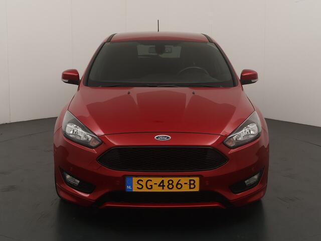 Ford FOCUS EcoBoost 125 pk ST-Line | Trekhaak | Voorruit verwarming | 18-inch | 100% dealer onderhouden