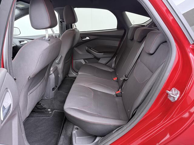 Ford FOCUS EcoBoost 125 pk ST-Line | Trekhaak | Voorruit verwarming | 18-inch | 100% dealer onderhouden