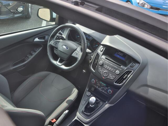 Ford FOCUS 1.5 ST-Line | Schuif- Kanteldak | Trekhaak | Camera | 44.999km NAP |
