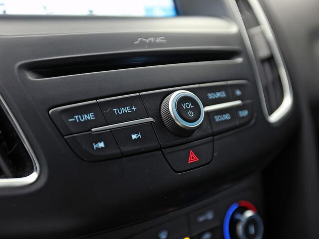 Ford FOCUS 1.0 Sport (NAVIGATIE, LM VELGEN, PARKEERSENSOREN, TREKHAAK, SPORTSTOELEN, CRUISE, NIEUWSTAAT)