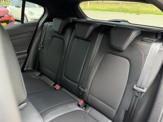 Ford FOCUS 1.0 Titanium Business Automaat / Keyless / Carplay / Navigatie / PDC v+a